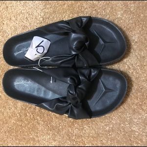 Universal thred slide on shoes